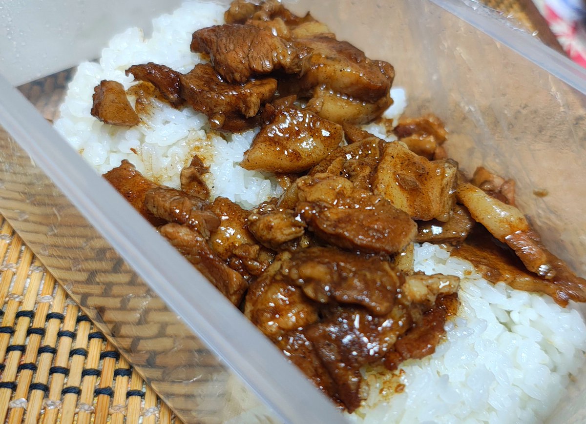 toriumi1206's tweet photo. カツオのタタキと魯肉飯。

心做しかかつおに脂を感じた…… https://t.co/C9dlXd2U9r