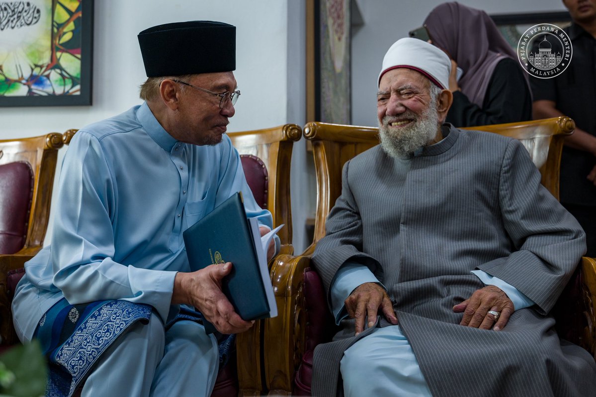 anwaribrahim's tweet photo. Alhamdulillah, petang ini saya berkesempatan menziarahi Al-‘Allāmah Syeikh ‘Abd al-‘Aziz bin Ahmad al-Shihawi al-Husaini al-Asy‘ari al-Syafi‘i di Nasyrul Quran, Putrajaya. 

Beliau merupakan alim kelahiran al-Mahallah al-Kubra, al-Gharbiyyah, Mesir, dan antara ulama besar Syafi‘iyyah di al-Azhar, selain menjadi Syeikh bagi Mashaikh Mazhab Imam al-Syafie serta Syeikh bagi Tariqah Shahawiyyah Burhamiyyah.

Syeikh merupakan ahli fiqh dan pengajar ilmu qiraat di al-Jāmi‘ al-Azhar yang tekun dengan tradisi talaqqi kitab turath. Kekuatan hafazan beliau juga luar biasa, termasuk menghafaz dalam pelbagai cabang ilmu agama, hadith dan qiraat al-Quran.

Pesanan Syeikh antara lain mengingatkan tanggungjawab kita memelihara turath sebagai khazanah yang menghubungkan kita dengan tradisi keilmuan yang panjang. Keistimewaan al-Azhar, katanya, antara lain terletak pada kekuatan isnad dan kesinambungan tradisi ilmu yang dipelihara turun-temurun. Dalam masa yang sama, teknologi baharu tidak harus ditolak, sebaliknya dimanfaatkan untuk mendokumentasi dan melestarikan khazanah tersebut.

Imam al-Syafie Rahimahullah pernah mengingatkan:

“Barang siapa tidak merasakan kepayahan belajar walau sesaat, akan meneguk pahitnya kejahilan sepanjang hayat.”

Moga Allah SWT memelihara Syeikh, mengurniakan kesihatan dan afiat, memanjangkan usia beliau dalam keberkatan, serta menjadikan ilmu yang dicurahkan sebagai amal jariah yang terus mengalir.

#MalaysiaMADANI 
#YakinMADANI