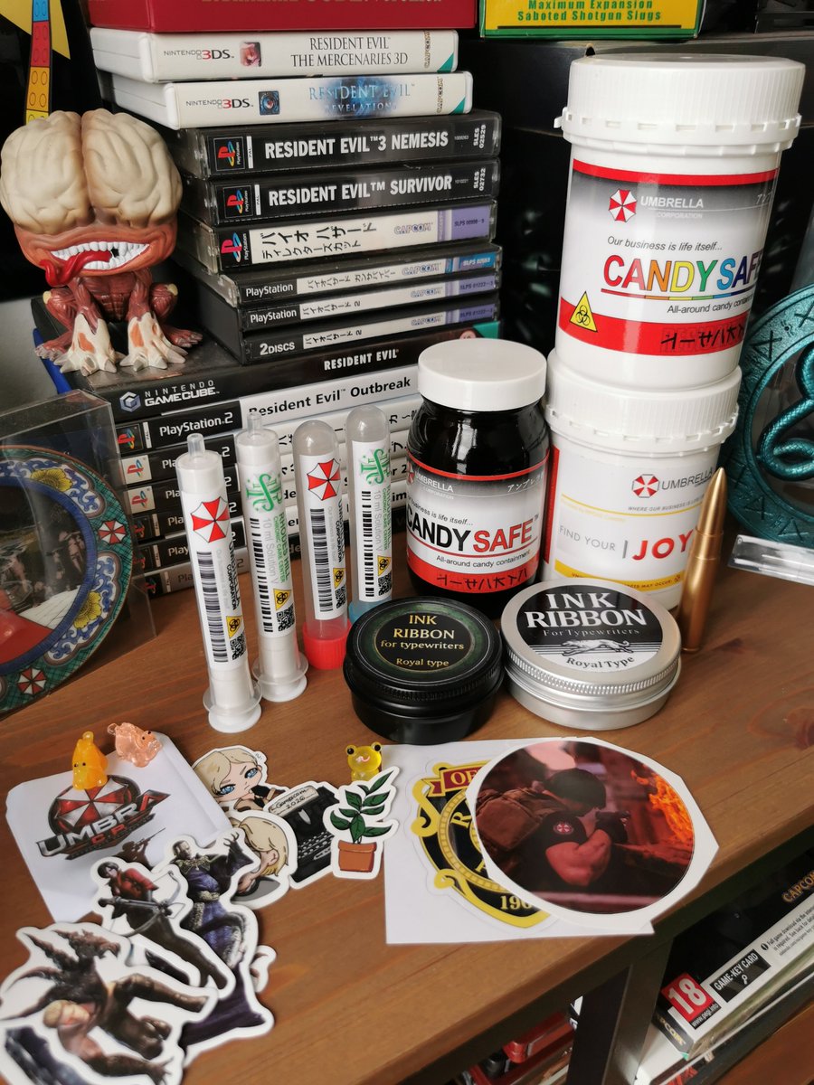 Reyiell's tweet photo. The trinkets are getting stronger and stronger at each con ☺️ .

The RPD42 booth had amazing fake props, and I got so many stickers from the meet up attendees 😍.

I need to up my game 👀.

#REBHFun #residentevil https://t.co/60RcDtWGj9