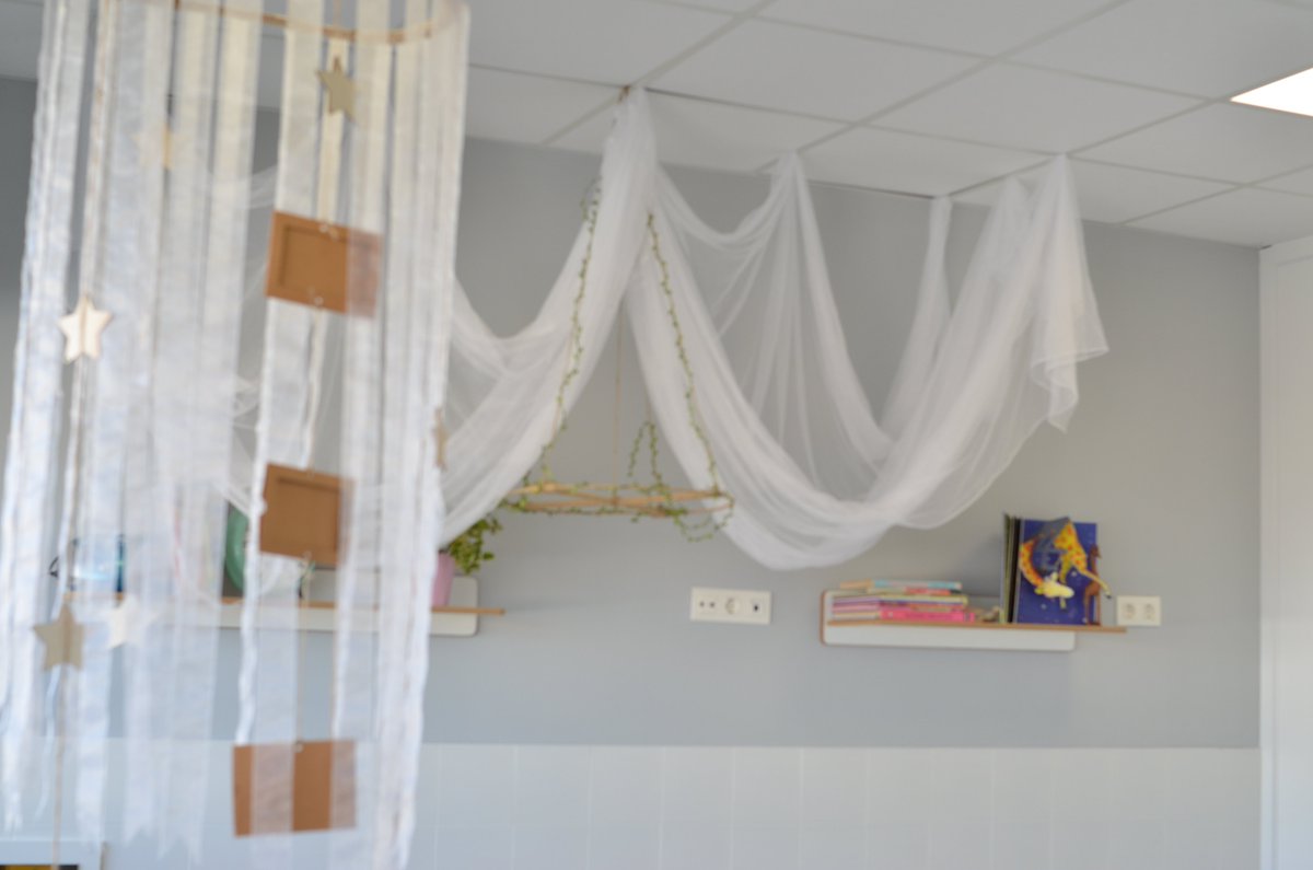Isabelgadea's tweet photo. Hoy Molina de Segura está un poco mejor. 41 niños y niñas tienen plaza en la Escuela Infantil de Mirador Agridulce, que se llamará Martín Álvarez Muelas. No podía llevar mejor nombre que el de este ángel que luchó hasta el final. Su familia y sobre todo él merecen este reconocimiento. Son plazas totalmente gratuitas de un centro que ha pagado  íntegramente el Gobierno de España pensando en las familias de Molina de Segura. Me hubiera gustado que el ayuntamiento de mi municipio hubiera abierto las puertas del centro de otra forma, sin dejar fuera a la institución que realmente ha trabajado para nosotros, pero de nuevo ha ganado el uso partidista del gobierno municipal con algo que es de todos. Más allá de estos gestos impropios de una gran ciudad como la nuestra, hoy ganamos las familias y la memoria de Martín. Y mucha suerte a todo el equipo de la Escuela, os conozco, y sé que lo vais a hacer genial.