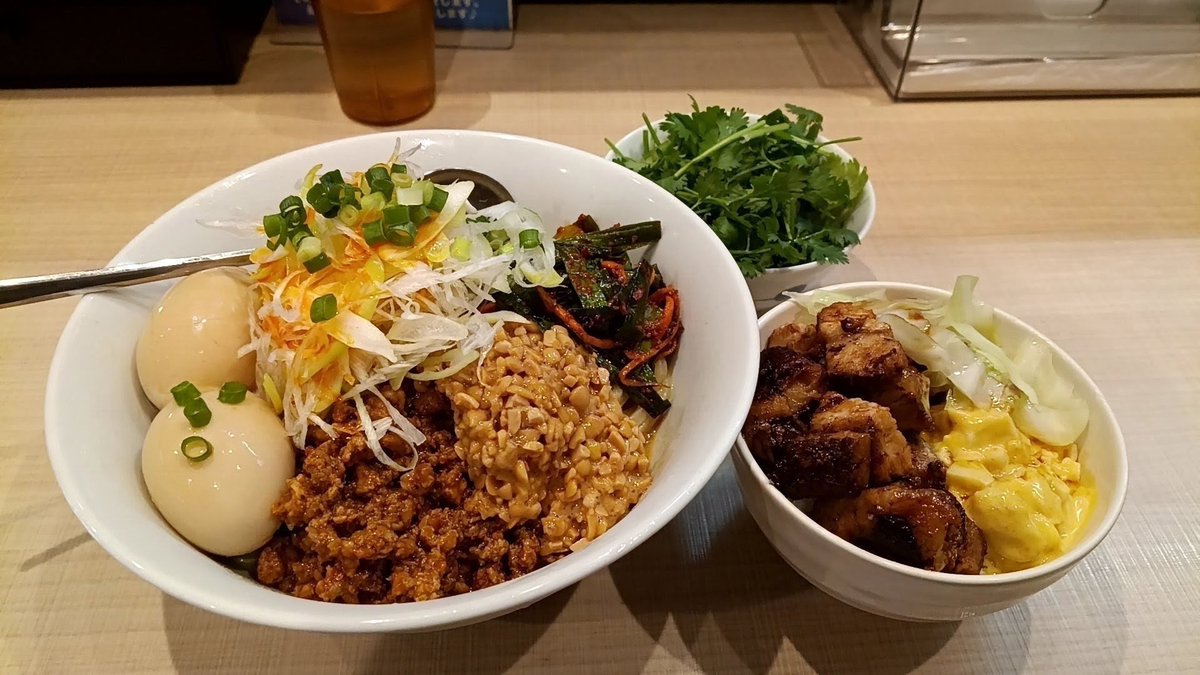 darksid45646243's tweet photo. 遅ればせながら
今月２７日でクローズ予定
らー麺だるま

夏季限定　
ピリ辛冷やし納豆まぜそば
味玉Ｗ　パクチー🌿
豚めし

だるまのニラキムチが
ライドオンしTERU時点で白目

毎度のコトながら
具材一つ一つの丁寧な
下ごしらえが合わさったら
旨すぎてぶっ飛んだ
😂😂👿
滝汗白目
@ramen__daruma https://t.co/uHzbfioAF2