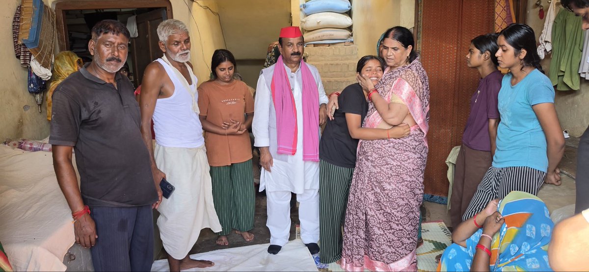 palshyamLalsp's tweet photo. जनपद प्रयागराज के ग्राम सभा सरायपीथा में समाजवादी पार्टी के पूर्व विधानसभा अध्यक्ष (हंडिया) श्री रमाकांत विश्वकर्मा (बंगाली) जी की धर्मपत्नी के आकस्मिक निधन पर उनके आवास पहुंचकर शोक संवेदना व्यक्त की।

ईश्वर दिवंगत आत्मा को शांति एवं शोकाकुल परिवार को यह अपार दुःख सहन करने की शक्ति प्रदान करें।