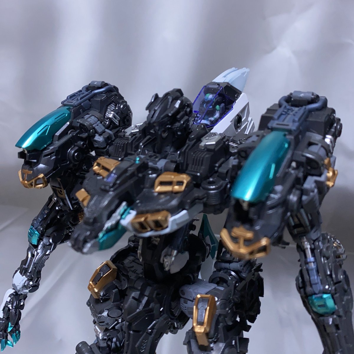 MM_herabuna_'s tweet photo. in era+ AZURE FALCON。フレーム+コクピットブロック完成。非常に可変機感あるフレームで大変良き。説明書ではコクピットブロックはフレームから独立したユニット扱いなので本来この状態では付けない。私は好みで付けた。変形の動作確認もしたかったし #inera #AZUREFALCON https://t.co/UHDlL7LWLA