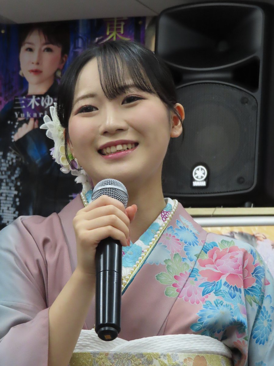 Gn43Hisa's tweet photo. #藤崎詩乃 さんのCPライブ🎶に参加。
会場は #北区赤羽 の #美声堂 さん。
たくさんの声援があり 元気いっぱいの詩乃さん。
デビュー曲の #黒髪海峡、#冬航路 をはじめカバー曲🎶も熱唱🎤
ラウンドしながらのファンとの握手🤝もそれぞれ２回ずつ。
トークも盛り上がり、楽しいひとときになりました🥰✌️ https://t.co/w6fMhBSyoy