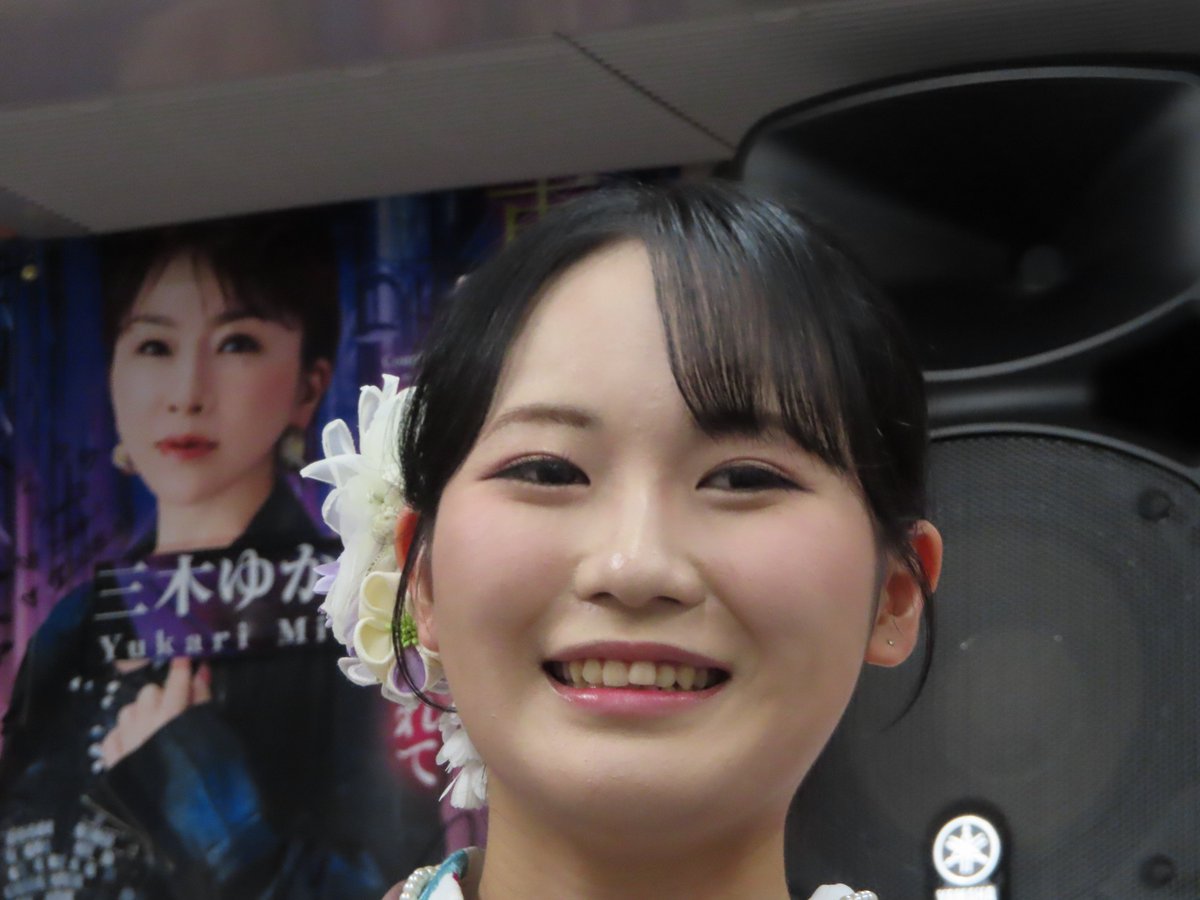 Gn43Hisa's tweet photo. #藤崎詩乃 さんのCPライブ🎶に参加。
会場は #北区赤羽 の #美声堂 さん。
たくさんの声援があり 元気いっぱいの詩乃さん。
デビュー曲の #黒髪海峡、#冬航路 をはじめカバー曲🎶も熱唱🎤
ラウンドしながらのファンとの握手🤝もそれぞれ２回ずつ。
トークも盛り上がり、楽しいひとときになりました🥰✌️ https://t.co/w6fMhBSyoy