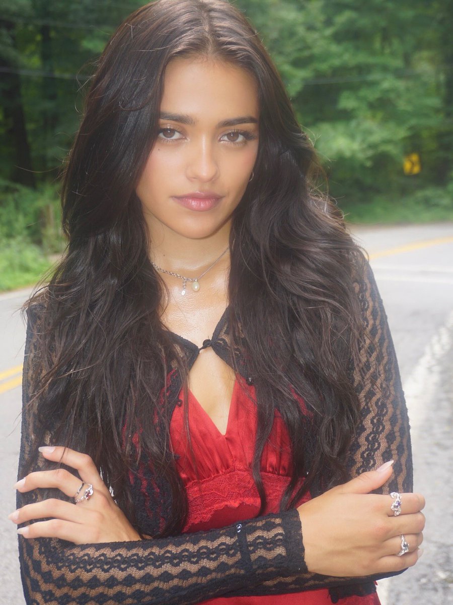 MRUpdating's tweet photo. GORGEOUS ✨ Maia Reficco bts of the “Sur” music video. https://t.co/dPbrGbYZM1