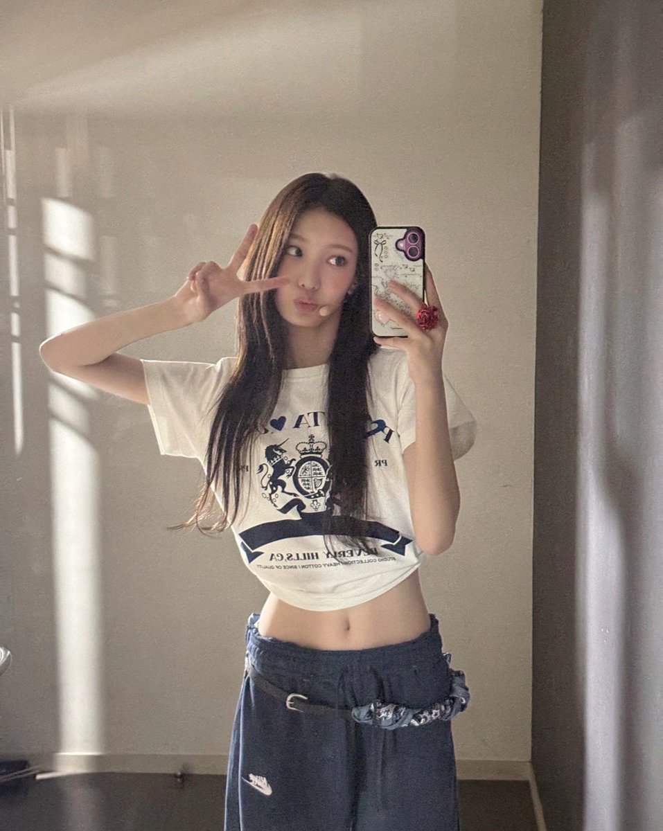seoyeyon's tweet photo. was especially addicted to the mirror selfies. flash vs no flash because i know i am the spotlight without it. (๑>؂•̀๑) https://t.co/Mq1k2NwVCM