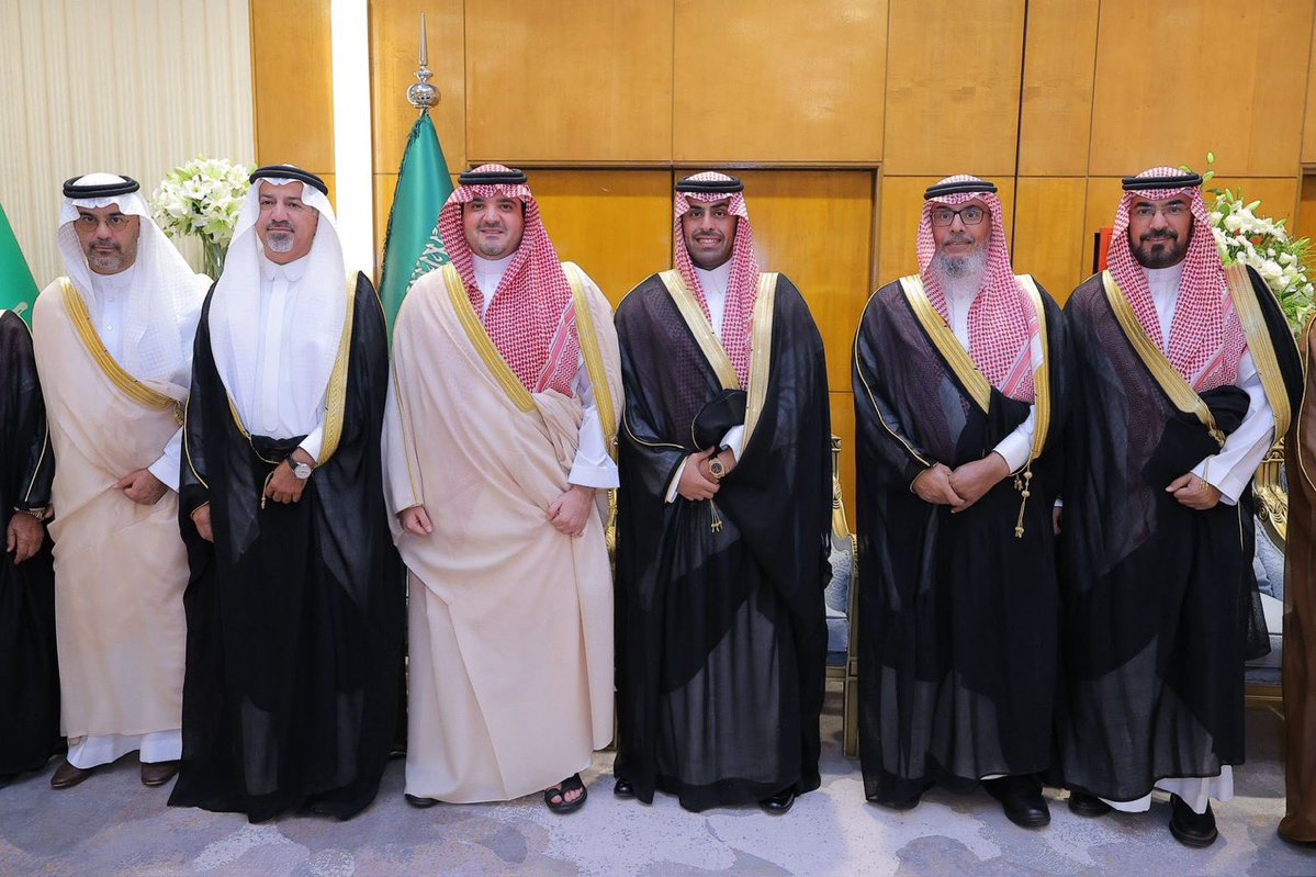 meinlive911's tweet photo. الله يوفقه و يرزقه الذريه الصالحه عبدالله بن عبدالعزيز الفغم ابن الراحل الله يرحمه و يسكنه الجنه، و شكراً لسمو وزير الداخلية على انسانيته العظيمه لأبناء المتوفين من الضباط و المسؤولين في المجتمع، الرجل المناسب في المكان المناسب.💚👑 #عبدالله_عبدالعزيز_الفغم #وزير_الداخلية https://t.co/pFDpFUuH67