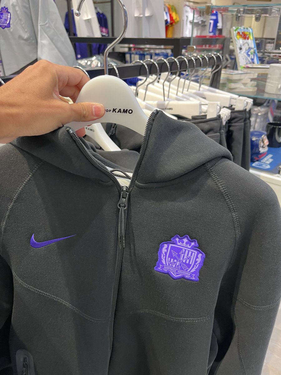 chatatsu's tweet photo. 息子のトレシュー買いにkamo行ったら、サンフレのめちゃかわいいパーカーあった！そのうち選手も着用するんかな？
#sanfrecce https://t.co/DJxewev8qf