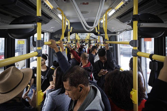 LulaoRei's tweet photo. Lembrar que o Flavio Rachadinha quer você 7 dias por semana pegando condução lotada!

FIM DA ESCALA 6X1 JÁ https://t.co/uxNAcGbOq5