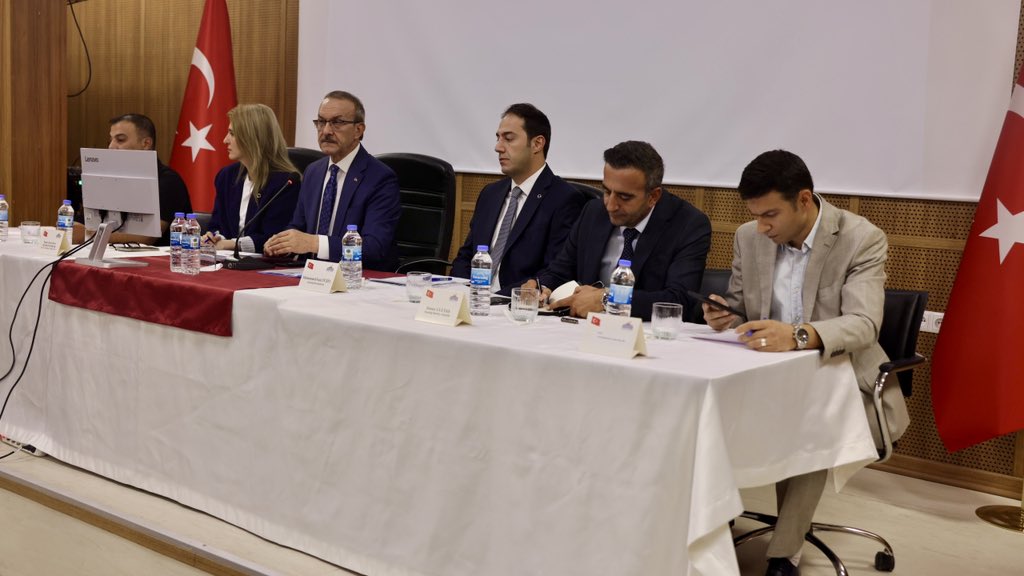 hasanulutasbb's tweet photo. 📍 Akçadağ MYO

Malatya Valimiz Sayın Seddar Yavuz, Malatya Milletvekilimiz Sayın İnanç Siraç Kara Ölmeztoprak,İlçe Kaymakamımız ve kurum amirlerimizin katılımıyla muhtarlarımızla istişare toplantımızı gerçekleştirdik.

Mahallelerimizin ihtiyaçlarını, taleplerini ve ilçemizde yürütülen çalışmalarımızı değerlendirdik. Muhtarlarımızın görüş ve önerilerini dinleyerek ilçemiz adına yapılabilecek çalışmaları istişare ettik.

Katılımları ve değerli katkıları için Sayın Valimize, Milletvekilimize, Kurum Amirlerimize ve kıymetli Muhtarlarımıza teşekkür ediyorum.