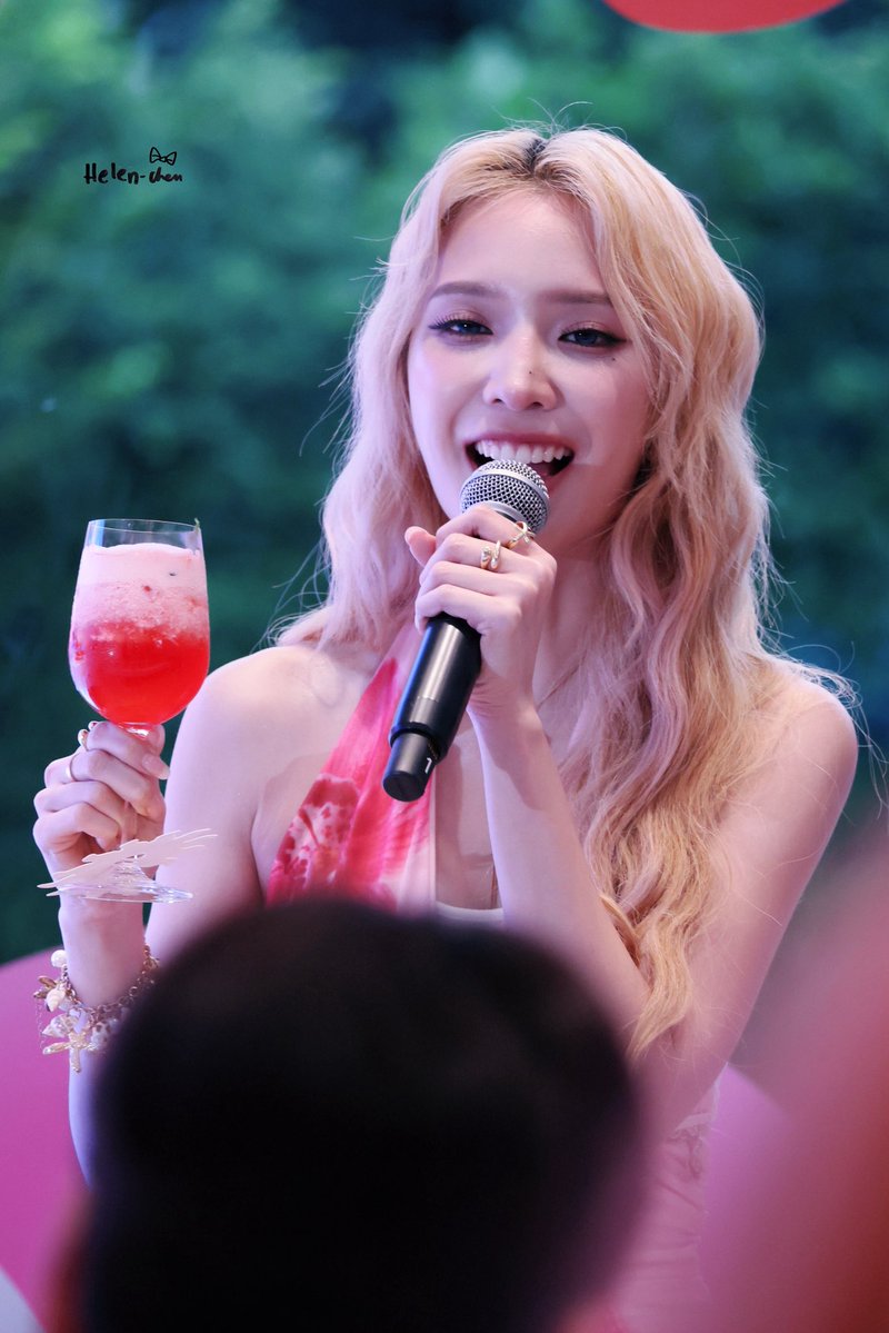 HelenChen144478's tweet photo. 喝的一出来我就知道你俩要整这出

POOL PARTY WITH JJJ
#MizuMixJanJingjing
#MizuMiPoolPartywithJanJingjing  
#มิมิไม่ชอบแดด  
#MizuMi #แจนจิงจิง 
#JANJINGJING
#JANHAE #JANIVERSE
#Jingjingyu 
@Janhae @Jingjingyu364 https://t.co/aALjTDQd6r