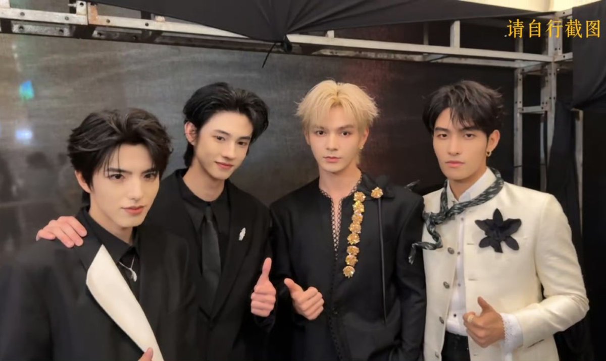 K_kratay1's tweet photo. แล้วเป็นพระเมะที่คลั่งรักทั้งสองคนเลย https://t.co/hxzEtaMicP