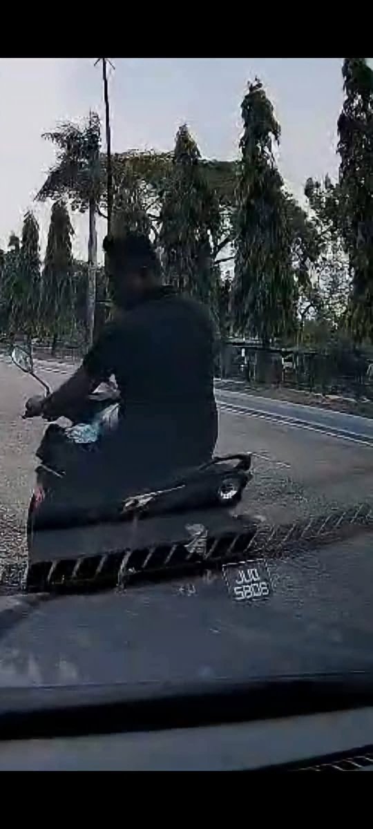 update11111's tweet photo. Hati² penduduk taman universiti.

Modus operandi india ni diorng akan bergerak 2-3 motor sorang akan tungu depan sorang tungu tengah sorang tungu belakang.

Bila dah berjaya tahan mangsa satu² akan berkumpul

dekat kereta mangsa utk bagi tekanan bayar gantirugi.
1/2⬇️ https://t.co/5Ty5yj1a1m