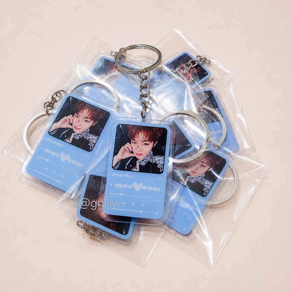gniiiw's tweet photo. 2026 PARK JI HOON ASIA FANCON [RE:FLECT] ENCORE IN SEOUL
#박지훈 아크릴 키링&amp;뱃지 나눔

📍수량
-9/12(토), 9/13(일) 각 키링 15개, 뱃지 20개

📍장소&amp;시간
-당일공지

📍인증
-본 게시물 #rt

아크릴 키링 매우 얇습니다
일부 뱃지 미세한 밀림 있습니다
참고 바랍니다 !! https://t.co/iBRrHnGINX