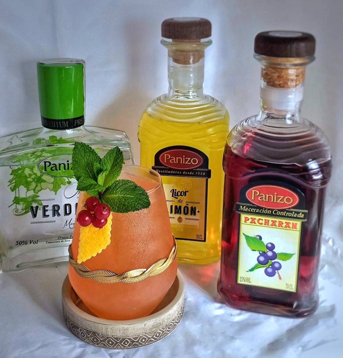 OrujosPanizo's tweet photo. Maracuyá, Pacharán Panizo, Licor de Limón y el toque chispeante del ginger beer.
Fresco, aromático y absolutamente irresistible. Así es el cóctel Panizunset.
Descubre la receta completa aquí 👉 https://t.co/Ut7cb8CecS https://t.co/pgU87hrgOe