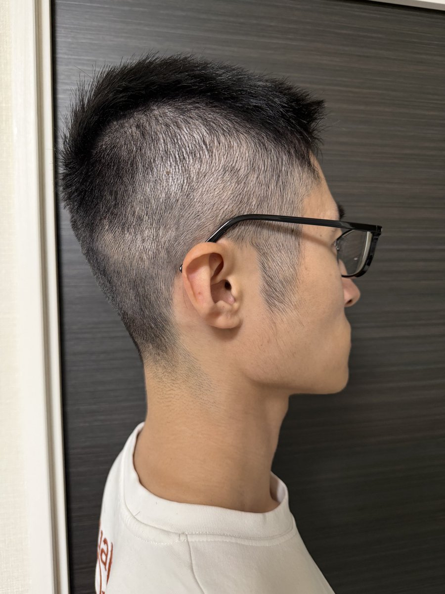 botton_2525's tweet photo. 近年、センター分けやマッシュが流行っているが、個人的にはやっぱり男の短髪が好きだ。

ということで、久しぶりにQBハウスで短髪にしてきた。

QBハウスは、物心ついた頃から父親に「タツは短髪が似合うね」と言われて通っていた思い出の場所。

また短髪がトレンドになる時代を俺は信じている。 https://t.co/37Ra2jPF7o