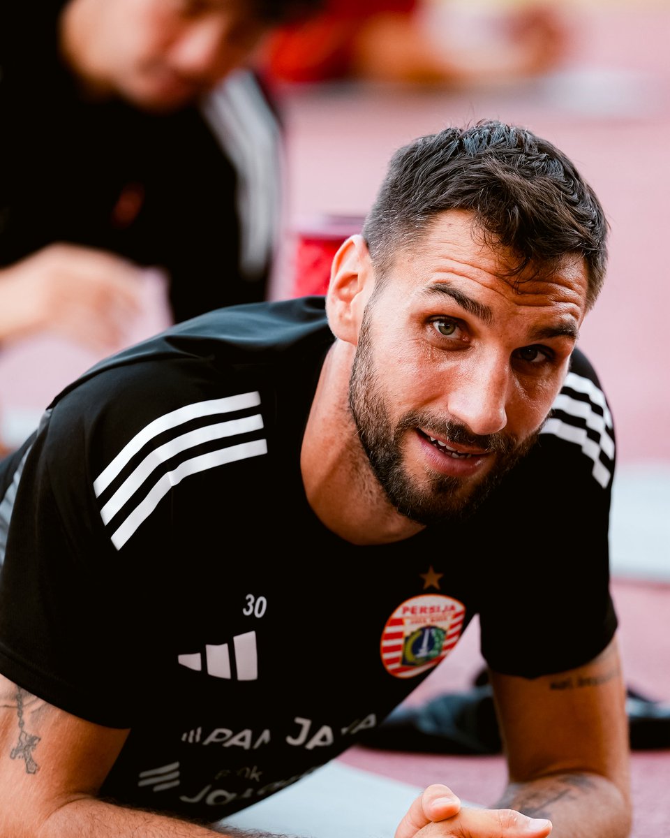 Persija_Jkt's tweet photo. 𝗙𝘂𝗹𝗹 𝗳𝗼𝗰𝘂𝘀. 🎯

#BRISuperLeague #Persija https://t.co/HG1o6KQJGj
