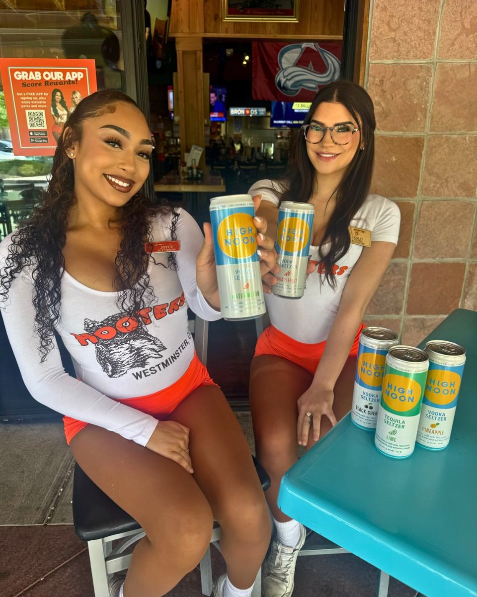 HootersCO's tweet photo. Today’s forecast: cold drinks with a 100% chance of Hooters Girls. ☀️🍻

Funny… that sounds exactly like our kind of Friday.

Grab your crew and come start the weekend at your favorite neighborhood wing joint. 🧡

#HootersColorado #FridayForecast #HootersGirls https://t.co/3GGM93WRra