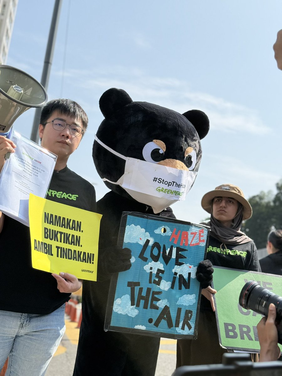 climateaidil's tweet photo. Today, Greenpeace Malaysia &amp; Himpunan Advokasi Rakyat Malaysia (HARAM) passed a memorandum to the Indonesian Embassy in KL about the current haze. 

Together, we are calling for corporate accountability, stronger government action &amp; better transparency regarding the forest fires. https://t.co/JLbx7xQwM1