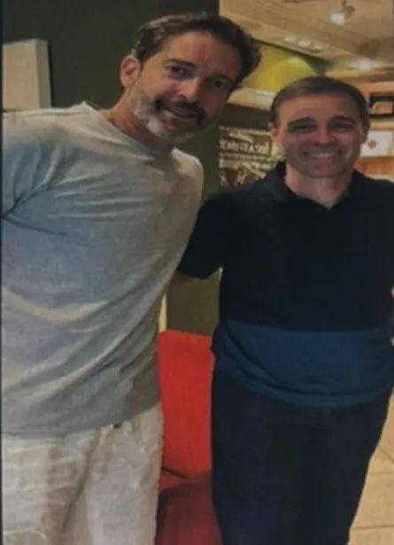 ojornaleirobr's tweet photo. Mendonça tentou encerrar o caso do alfaiate com uma nota fiscal. A data acabou deixando a história ainda mais apertada.
Para provar que pagou pelas próprias roupas, o ministro apresentou uma nota de R$ 16,5 mil emitida em 8 de fevereiro de 2025.
É exatamente o mesmo dia em que Ciro Soares tirou uma foto com Mendonça dentro da alfaiataria e enviou a Vorcaro:
“Trabalhando por você. Levei o André lá no Vasco agora, pra fazer um terno.”
E agora surgiu outro detalhe: a fatura de Daniel Vorcaro registra R$ 500 mil pagos à mesma alfaiataria, meses depois.
A nota de Mendonça é do mesmo dia da foto.
Os R$ 500 mil são de Vorcaro.
E o caso que deveria acabar com a apresentação das notas só está ficando mais bem cortado — para o lado errado.