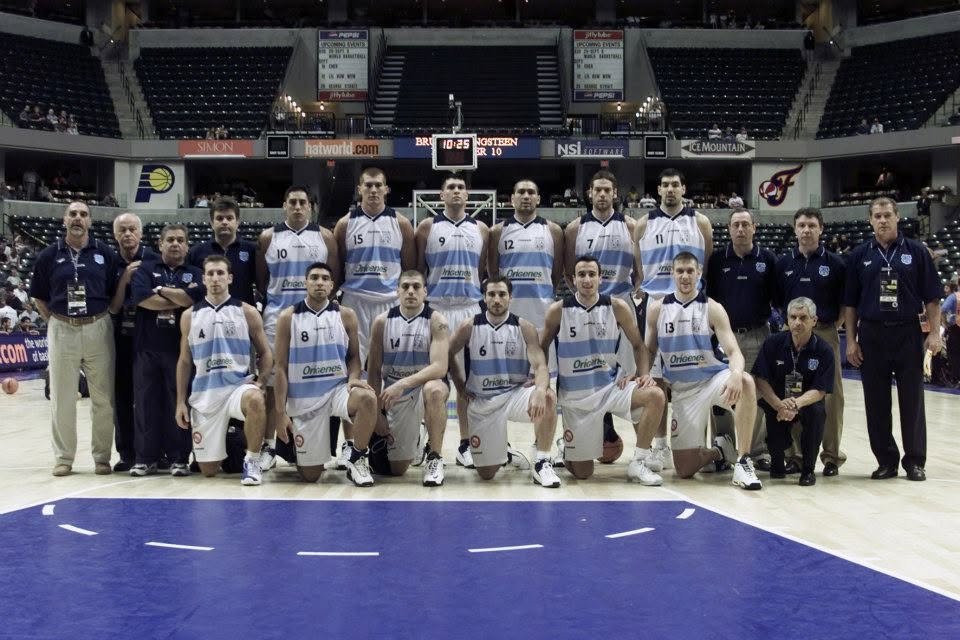 cabboficial's tweet photo. 🇦🇷 A 24 años de un triunfo para la historia

🏀 Hoy se cumple un nuevo aniversario de la victoria de Argentina por 87-80 a Estados Unidos en el Mundial de Indianápolis, quitándole un invicto de 58 partidos al equipo norteamericano. https://t.co/tt9GorWZqY