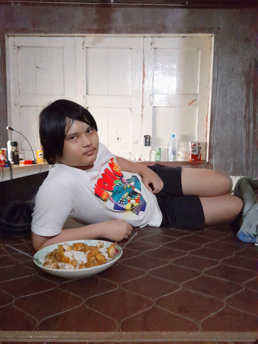 Phimphan_1993's tweet photo. Her and her fried chicken.🍗🍛 https://t.co/9UkjdCeMs3