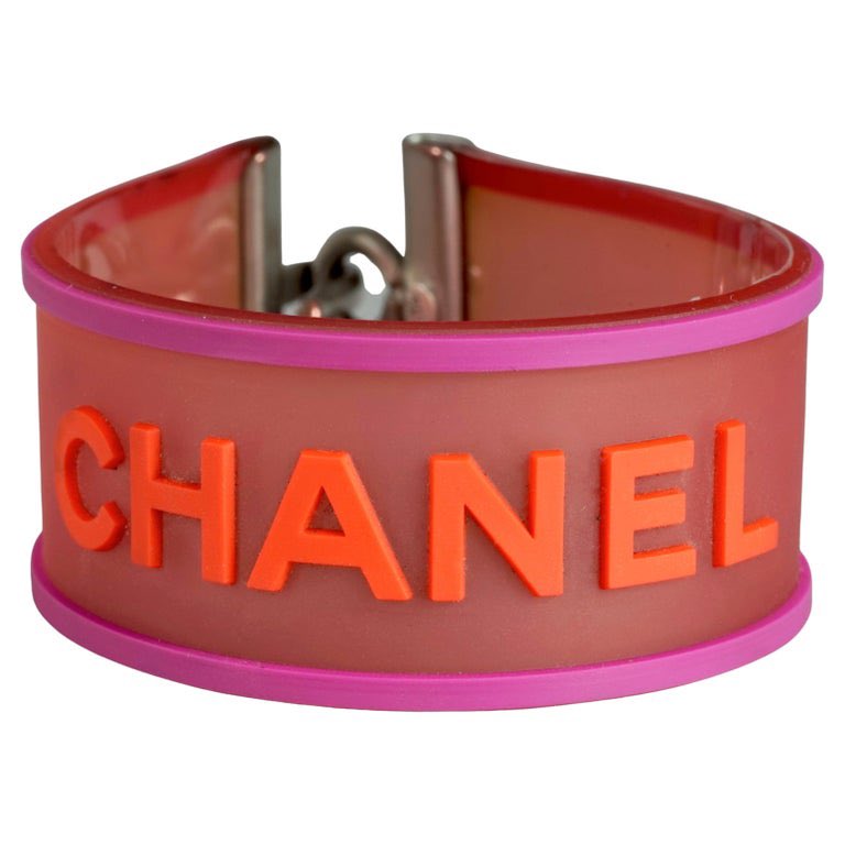 georaama's tweet photo. Lil’ Kim wearing all Chanel ss01 accessories for Instyle Magazine (2001) https://t.co/DlEFAqy4BM