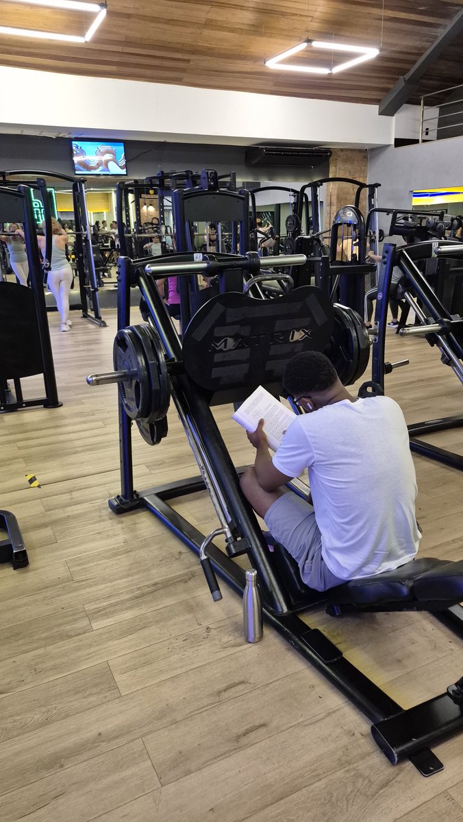 volareiz's tweet photo. essa vai ser minha proxima pose no gymrats https://t.co/TrZidBtq6I