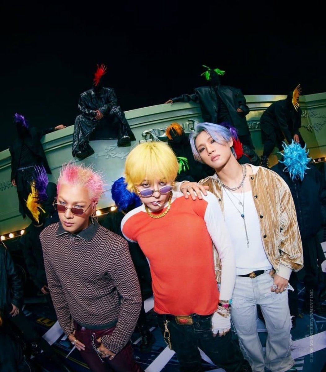 viraltakes's tweet photo. BIGBANG stuns in recent picture. https://t.co/lv7FNglTXg