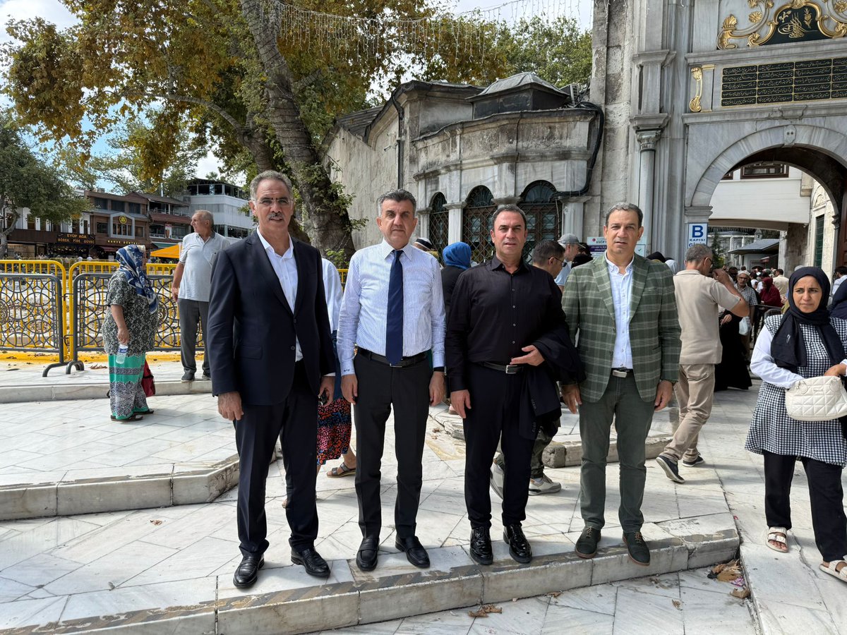 ElgunSuleyman's tweet photo. 📍İstanbul

İl Başkanımız Mehmet İlhami Günbeği, Eyyübiye Belediye Başkanımız Mehmet Kuş ve Şanlıurfa Son İl Genel Meclisi Başkanımız Mustafa Yavuz ile birlikte Eyüp Sultan Camii’ni ziyaret ettik.

Manevi atmosferiyle gönüllerimize huzur veren bu mübarek mekânda dualar ederek, Rabbimizden ülkemiz, milletimiz ve tüm İslam âlemi için hayırlar niyaz ettik.

Rabbim dualarımızı kabul eylesin, birlik ve beraberliğimizi daim kılsın.

@milhamigunbegi @mehmetkusnet @mustafayavvuz