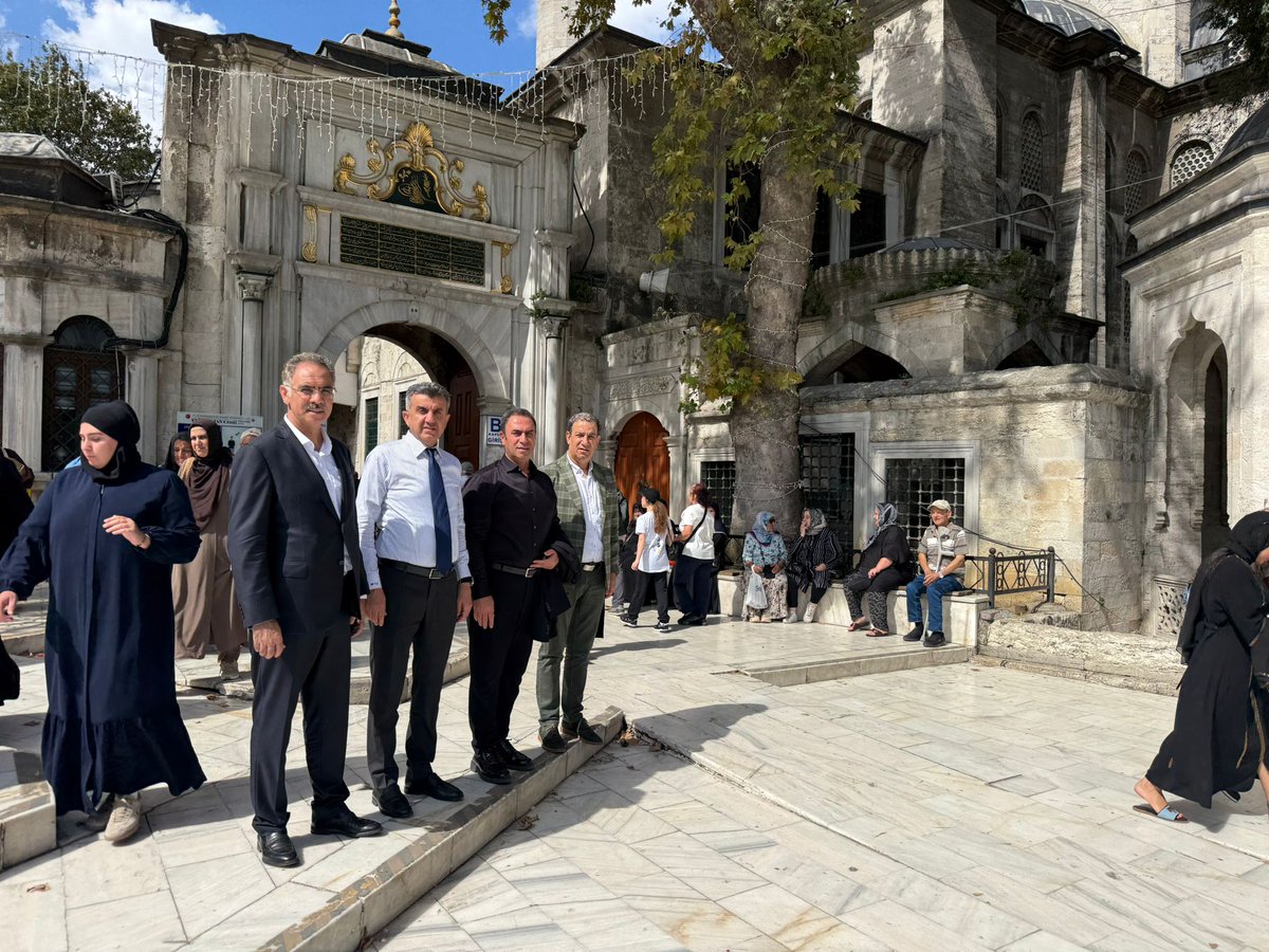 ElgunSuleyman's tweet photo. 📍İstanbul

İl Başkanımız Mehmet İlhami Günbeği, Eyyübiye Belediye Başkanımız Mehmet Kuş ve Şanlıurfa Son İl Genel Meclisi Başkanımız Mustafa Yavuz ile birlikte Eyüp Sultan Camii’ni ziyaret ettik.

Manevi atmosferiyle gönüllerimize huzur veren bu mübarek mekânda dualar ederek, Rabbimizden ülkemiz, milletimiz ve tüm İslam âlemi için hayırlar niyaz ettik.

Rabbim dualarımızı kabul eylesin, birlik ve beraberliğimizi daim kılsın.

@milhamigunbegi @mehmetkusnet @mustafayavvuz