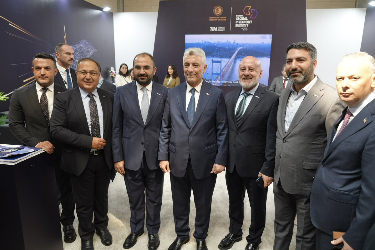 turkihracat's tweet photo. IGEXX 2026 İstanbul Küresel e-İhracat Zirvesi kapsamında e-İhracat Başarı Ödülleri sahiplerini buldu.

E-ihracat alanındaki başarılarıyla ödül kazanan firmalara ödülleri, Ticaret Bakanımız Prof. Dr. Ömer Bolat, TİM Başkan Vekilimiz Çetin Tecdelioğlu ve ETİD Başkanı Hakan Çevikoğlu tarafından takdim edildi.

Etkinlikte, Almir Organizasyon, Asır Group, Erve Tekstil, Evle Global, Gulsha, Has-Mob, Heep Mücevherat, Kayra Export, Lazika, Neda Trade, Pamuka, the Champ Global, Unit Uluslararası, Benasse, Dekor Sanat ve OMAC firmaları ödül aldı.

Program çerçevesinde ayrıca IGEXX 2026 Diamond Partnerleri olan Amazon Türkiye, Hepsiburada, Horoz Lojistik ve n11 ile IGEXX 2026 Stratejik Partneri Trendyol’a teşekkür plaketi takdim edildi.

Plaket takdimi sonrası Ticaret Bakanımız Prof. Dr. Ömer Bolat ve TİM Başkan Vekilimiz Çetin Tecdelioğlu, Ticaret Bakanlığı ve TİM standımızı ziyaret etti.