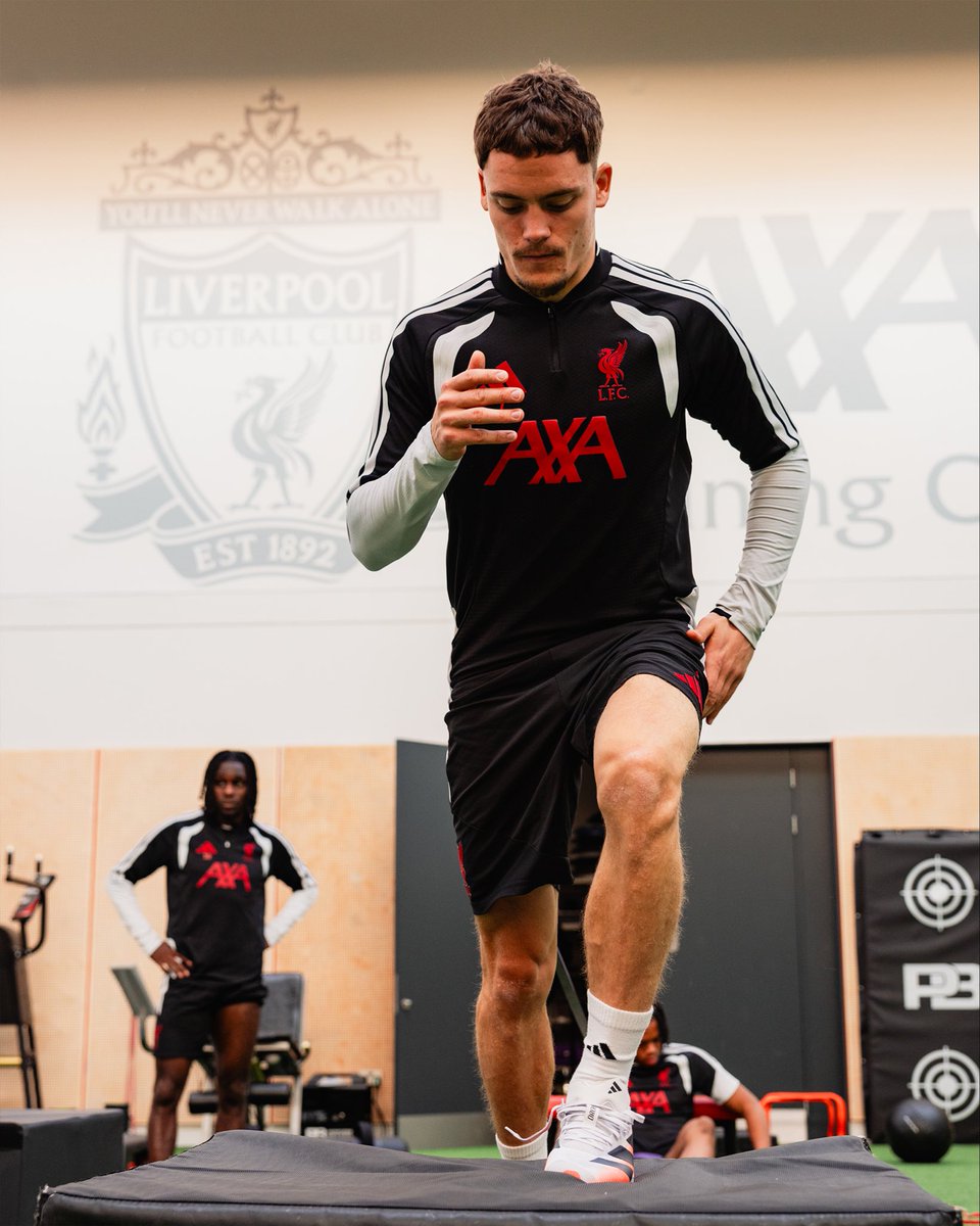 N1SER55's tweet photo. #Matchday ❤️❤️ https://t.co/L7eG6Zt8Cq