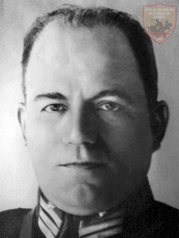 MurettepMufreze's tweet photo. Türk İstiklâl Harbi'nin kahraman komutanlarından Tümgeneral Ahmet Zeki Soydemir'i, vefatının yıl dönümünde rahmet ve minnetle anıyoruz.

1883 yılında #Selanik'te doğan Tümgeneral Soydemir, 1905 yılında Harp Okulu'ndan, 1908 yılında da mümtaz yüzbaşı rütbesi ile Harp Akademisi'nden mezun oldu; 1915 yılında ise kurmaylığı onaylandı.

1912 yılına kadar çeşitli karargâhlarda kurmay görevlerinde bulunduktan sonra 1912-1913 Balkan Harbi’ne #BalkanHarbi’ne Yunan Cephesi’nden katıldı. 19 Ekim 1912 #Alasonya ve Dişkata, 22 Ekim 1912 Kırkgeçit, 29 Ekim 1912 Nalbantköy ve 1-2 Kasım 1912 Yenice Muharebeleri'nde savaştıktan sonra Selanik’in kaybının ardından  Çatalca’da orduya yeniden katılarak Akhisar Taburu 3’üncü Bölük Komutanı olarak Doğu Trakya (Edirne) Harekâtı’nda görev aldı. 27’nci Alay 1’inci Tabur 2’nci Bölük Komutanlığı ve 3’üncü Kolordu kurmaylığı görevlerinde bulunduktan sonra, Yarbay Mustafa Kemal Bey’in komutasındaki 19’uncu Tümen’in kuruluşunda 57’nci Alay 1’inci Tabur Komutanlığı görevine getirildi. Bu görevle #BirinciDünyaHarbi’ne #Çanakkale Cephesi’nden iştirak etti. 25 Nisan 1915’te #Arıburnu Muharebesi’nde; 21’nci Alay Komutanı olarak 21 Ağustos 1915’te İkinci #Anafartalar Muharebesi’nde ve Eylül–Aralık 1915 tarihleri arasında Mevzi Muharebeleri’nde görev yaptı. Ardından 2’nci Kolordu kurmaylığı görevinde Kafkas Cephesi’nde Murat Mihveri’ndeki muharebelere katıldı; 1916–1917 yıllarında ise 2’nci Kolordu Kurmay Başkanı olarak aynı mihverdeki Mevzi Muharebeleri’nde görev aldı. Son olarak Filistin Cephesi’nde 48’inci Tümen Kurmay Başkanı olarak, 19–21 Eylül 1918 tarihleri arasında gerçekleşen Nablus Meydan Muharebesi’nde ve sonrasındaki çekilme harekâtında savaştı. Mondros Mütarekesi’nin ardından kısa bir süre 20’nci Kolordu Kurmay Başkanlığı’na, hemen ardından ise 3’üncü Kolordu Kurmay Başkanlığı’na atanarak bu görevle Millî Mücadele’ye katıldı.

Sivas’ta 3’üncü Kolordu Kurmay Başkanlığı görevinde, Karaman’da kısa bir süre 7’nci Atlı Piyade Tümeni Komutan vekilliği görevinde ve Konya’da Güney Cephesi Komutanlığı Kurmay Başkanlığı görevinde bulunduktan sonra, 1921 yılında #Mürettep Tümen Komutanlığı’na atandı. Bu görev kapsamında #Kütahya-Eskişehir Muharebeleri ile #SakaryaMeydanMuharebesi’ne katıldı. Özellikle Sakarya Meydan Muharebesi sırasında Aziziye, Çeltik, Fettahoğlu ve Sivrihisar baskınlarıyla Yunan geri hatlarına taarruz ederek düşmanın ikmal yollarını kesmeyi başardı. Ardından 2’nci Süvari Tümeni Komutanlığı’na atanarak Büyük Taarruz ve Takip Harekâtı’na katıldı; 9 Eylül sabahı birlikleriyle #İzmir’e ilk giren #tümen komutanı oldu. Daha sonra tümeni ile Çanakkale'ye geçerek Çanak Krizi olarak adlandırılan süreçte tarafsız bölgede bulunan İngiliz birliklerine karşı askeri harekâtlarda bulundu. 

Büyük Zafer'den sonra kısa bir süre Genelkurmay Harekât Şube Müdürlüğü görevinde ve 1924-1930 yılları arasında #JandarmaGenelKomutanlığı görevinde bulundu; bu görevdeyken 1927 yılında Mirliva (Tümgeneral) rütbesine yükseldi. 15'inci Tümen Komutanlığı görevine hemen ardından Ağrı ve Zeylan İsyan Harekâtlarına katılmak üzere 1'inci Süvari Tümeni Komutanlığına atandı. 1931-1932 yılları arasında 57'nci Tümen Komutanlığı, 1932-1933 yılları arasında Askeri Yargıtay Üyeliği görevinde ve 1933-1934 yılları arasında da 1'inci Ordu Kurmay Başkanlığı görevinde bulundu. 1934 yılında emekli oldu.

Türk İstiklâl Harbi’ndeki üstün hizmetleri nedeniyle 1921 ve 1922 yıllarında iki defa #TBMM Takdirnamesi ve 1926 yılında #İstiklâlMadalyası ile onurlandırılan Tümgeneral Ahmet Zeki Soydemir 4 Eylül 1951 tarihinde vefat etti.

Aziz ruhu şad olsun.
