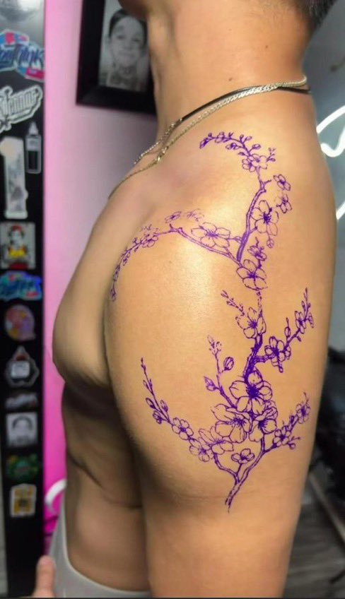 kellylleoo's tweet photo. Do you love the tattoo? https://t.co/Xt1aAiJrN8