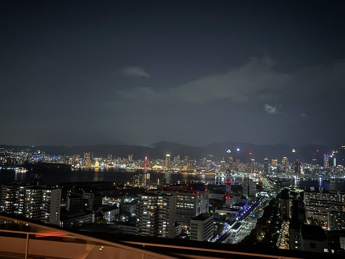 flyd_potato's tweet photo. 神戸旅行の写真をぽそぽそ挙げてきます
とにかく夜景が綺麗だった
いつまでも眺めていられるよ https://t.co/1ibLJ8NEfY
