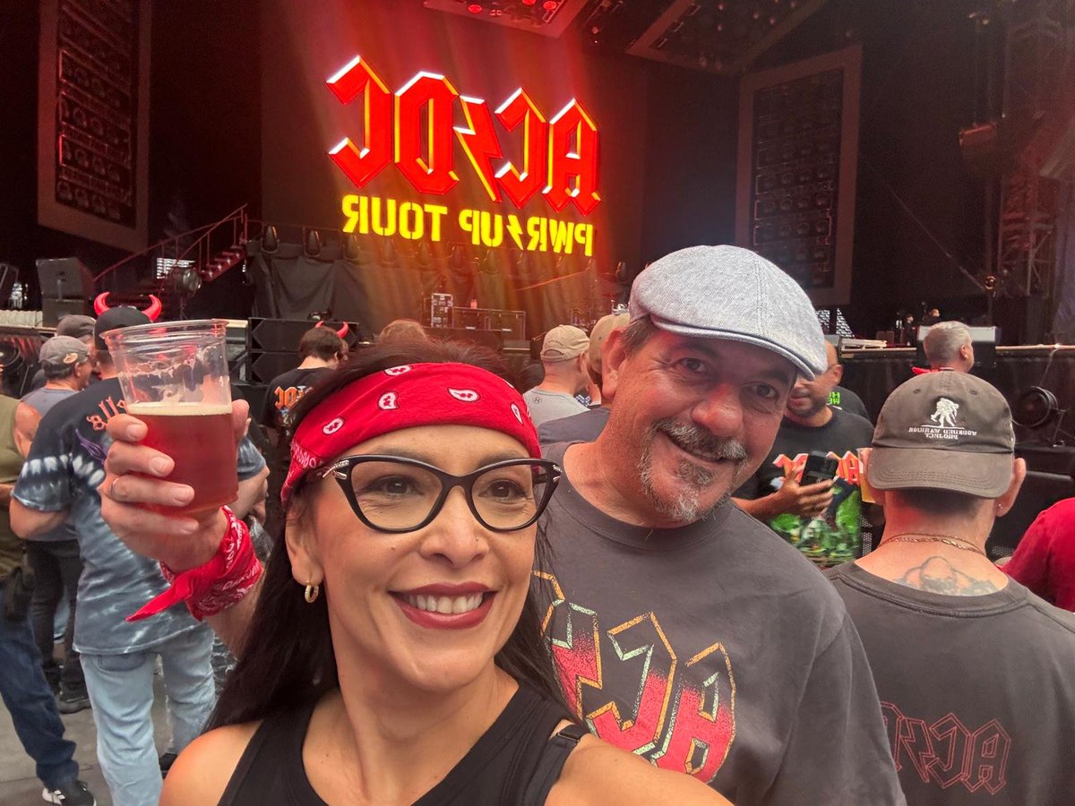 lifetraveller's tweet photo. @acdc @ChristieGoodwin still with with no voice and no legs....great time...great Rock n roll!!! https://t.co/oZqOR4XWYP