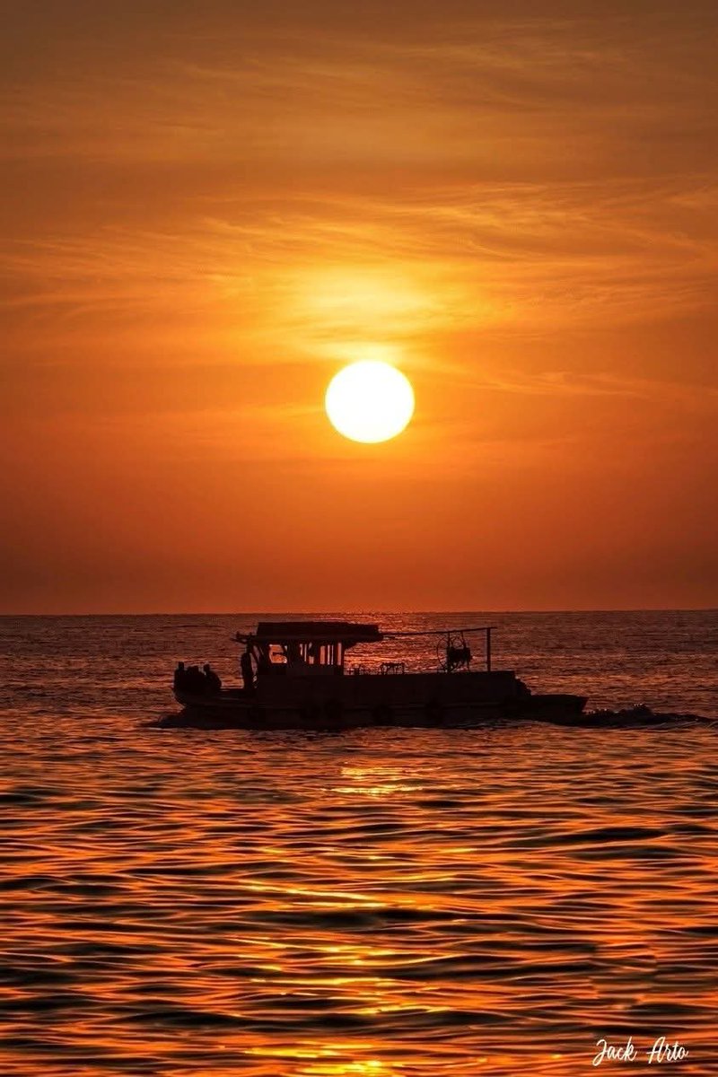 Mirna57903374's tweet photo. Our sunset....
Golden hour.
#ElMina https://t.co/vBQPHVpSoR