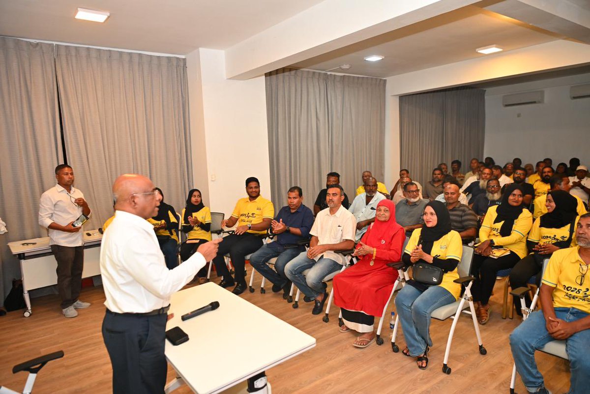 Kudathuthu's tweet photo. އަބުދުالله ޝާޙިދު ކުޅުދުއްފުށީ ސިޓީ ކެމްޕެއިން ޓީމްއާއި ބައްދަލުކޮށް، މުޙާތަބު ކުރެއްވުމުގެ ތެރެއިން. 
#zamaaneeraajje #shahid2028 #MDP #KFC📍 https://t.co/IXFlyfdzk5