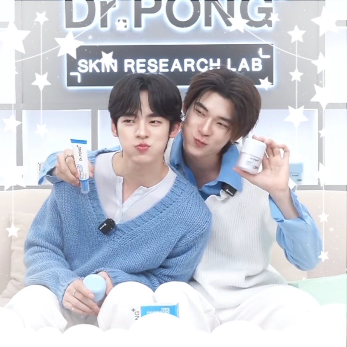 jidreempp's tweet photo. วันนี้ครบรอบ 1 เดือนแล้วที่พี่ได้ติดตามน้องตี๋ตี๋กับน้องป๋อ 🥹💖
อยากจะบอกว่าทุกอย่างเริ่มต้นจากคลิป TikTok คลิปนึงจริงๆ 😂 แล้วแบบ…เคมีของพวกหนูมันอะไรกันเนี่ย! 🫠🤪 โดนตกแบบไม่ทันตั้งตัวเลยล่ะ
จากนั้นพี่ก็เลยสมัคร iQIYI เพื่อตามไปดู ด้วงกับเธอ พอดู EP.1 จบคือรู้เลยว่า “เออ สนุกอะ!” แล้วก็เลยดูต่อยาวๆ จนจบ แต่เท่านั้นยังไม่พอนะ เพราะตอนนี้พี่ดูวนมาเกือบครบ 1 เดือนแล้ว เดี๋ยวคงต้องสมัครต่อเพื่อดูวนอีกรอเรื่องใหม่แล้วล่ะ 🤣
จากวันนั้นจนถึงวันนี้ พี่ก็ตามน้องๆ มาเรื่อยๆ จนครบ 1 เดือนแล้ว และพี่อยากบอกว่า

ขอบคุณนะ ที่เข้ามาเป็นความสุข ขอบคุณที่มอบรอยยิ้ม เสียงหัวเราะ และพลังเล็กๆ ให้กับพี่ในแต่ละวัน
บางวันพี่ก็เหนื่อย บางวันก็เครียด บางวันก็เศร้า หรือรู้สึกว่าไม่อยากทำอะไรเลย แต่แค่ได้เห็นพวกหนูทั้งคู่ ได้ดูคลิป ดูโมเมนต์ หรือเห็นพวกหนูมีความสุข พี่ก็เผลอยิ้มออกมาแล้ว 🥹
บางทีพวกหนูอาจไม่รู้เลยว่ารอยยิ้มเล็กๆ หรือโมเมนต์ธรรมดาๆ ของพวกหนู มันสามารถทำให้ใครบางคนรู้สึกดีขึ้นได้มากขนาดไหน
สำหรับพี่พวกหนูคือหนึ่งในความสุขเล็กๆ ที่พี่ได้เจอในปีนี้ 💖
ขอบคุณที่เก็บพี่ไปเลี้ยงนะคะ 😂
เป็นคนไทยคู่แรก ซีรีส์ไทยเรื่องแรกเลยที่พี่เปิดใจดูแบบจริงจัง แล้วก็ไม่คิดว่าจะโดนตกหนักขนาดนี้ 
พี่ๆ วาวาทุกคน ฝากรับเข้าด้อมด้วยนะคะ 🥹🙌🏻
หลังจากนี้พี่ก็จะรักพวกหนูแบบ “เริ่มที่ 100 ก็จะ 100 อย่างนี้ไปตลอด” เลยนะ เพราะพี่เชื่อว่าความชอบและความรักที่เรามอบให้ใครสักคน ไม่จำเป็นต้องมีเหตุผลมากมาย แค่เขาทำให้เรามีความสุข แค่นั้นก็มากพอแล้ว 💖
พี่จะพยายามหาโอกาสและเวลาไปเจอพวกหนูให้ได้สักครั้งนะ!
แล้วก็อยากบอกพวกหนูอีกเรื่องหนึ่ง ช่วงนี้และหลังจากนี้ อยากให้ดูแลสุขภาพกันดีๆ นะ พักผ่อนให้เพียงพอ กินข้าวให้อร่อย และอย่าหักโหมจนเกินไป เพราะพวกหนูมีแค่คนเดียวบนโลกนี้จริงๆ นะ ไม่มีใครสามารถเป็นตี๋ตี๋หรือเป็นป๋อในแบบของพวกหนูได้อีกแล้ว
งานสำคัญ ความฝันสำคัญ แฟนๆ ก็สำคัญ แต่สำหรับพี่ สุขภาพและความสุขของพวกหนูก็สำคัญไม่แพ้กันเลย 🥹
และถ้าวันไหนพวกหนูเหนื่อย อยากให้รู้ไว้ว่ายังมีคนอีกหลายคนคอยรักและสนับสนุนพวกหนูอยู่ตรงนี้นะ

ส่วนพี่เอง ถ้าวันไหนเหนื่อยมากๆ หรือรู้สึกเบิร์นเอาต์ พี่ก็คงจะกลับมาอ่านข้อความนี้ แล้วเตือนตัวเองว่า
“เออเนอะ…ครั้งหนึ่งเราเคยมีความสุขมากๆ เพราะได้รู้จักคนสองคนนี้” 🐶🐻‍❄️

รักน้องตี๋ตี๋และน้องป๋อนะคะ 🫶🏻
พี่อาจจะเป็นแฟนคลับตัวเล็กๆ คนหนึ่ง แต่พี่จะคอยสนับสนุนพวกหนูในแบบที่พี่ทำได้ไปเรื่อยๆ เลย ขอบคุณที่เข้ามาเป็นความสุขและเป็นรอยยิ้มของพี่เสมอ ขอให้พวกหนูมีความสุข สุขภาพแข็งแรง และได้ทำในสิ่งที่รักไปนาน ๆ พี่จะรักและคอยสนับสนุนพวกหนูอยู่ตรงนี้ตลอดไปนะคะ 💖🫶🏻
#twnpich #Porsuppakarn