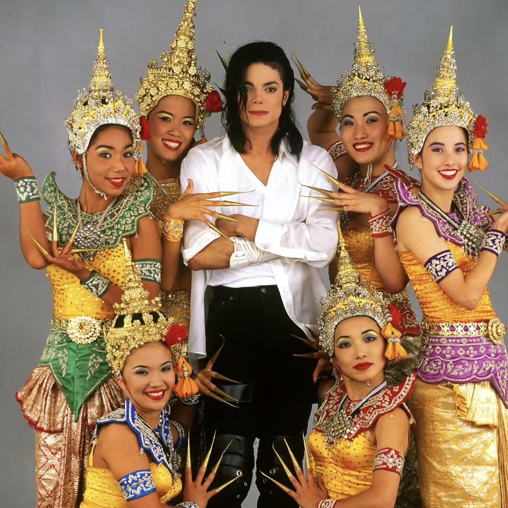 TheePopCore's tweet photo. Michael Jackson’s “Black or White” music video remains a masterclass in cultural appreciation, showing how to celebrate another culture without appropriating it.

He hired real members of each culture to represent themselves, while his simple styling let their traditional clothing & dancing shine.