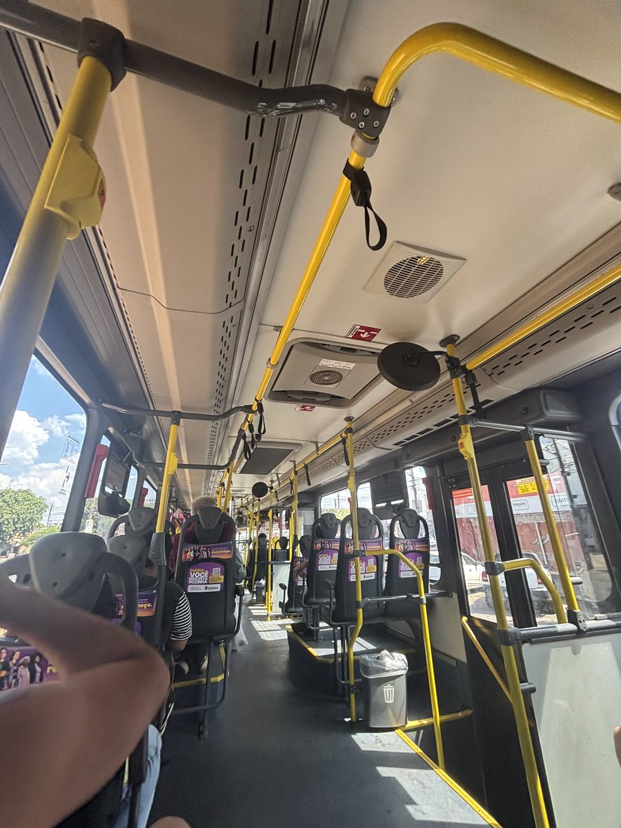 EduFerrazL's tweet photo. Deus abençoe sempre esses ônibus com ar condicionado durante esse calorão 🤤 https://t.co/vodSfRM8tK