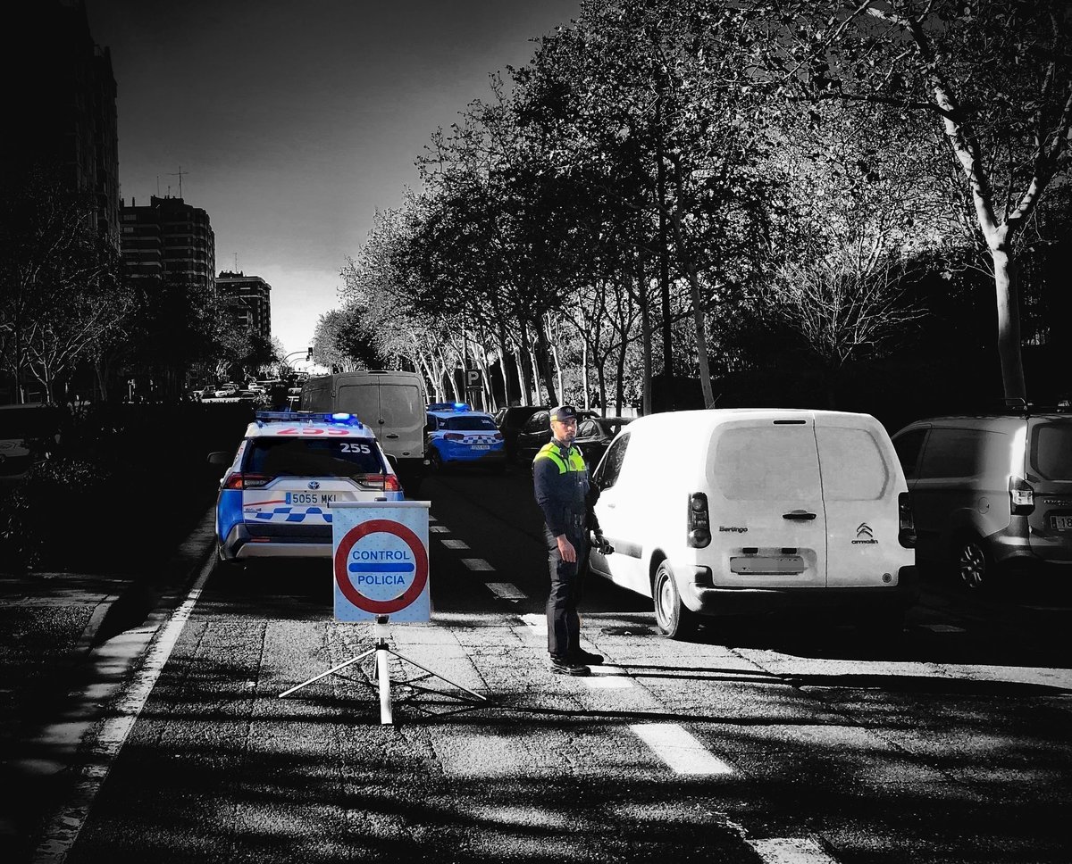policiazaragoza's tweet photo. 🎉 Durante hoy y todo el fin de semana estaremos colaborando en las fiestas de distintos barrios de la ciudad: #Delicias, #Monzalbarba, #Garrapinillos, #Movera, #Valdefierro, #Juslibol, #Casablanca...
🎭 Cabezudos, pasacalles, verbenas y muchas más actividades llenarán nuestras calles.
👮♂️👮♀️ Estaremos allí para velar por el correcto desarrollo de los actos y la seguridad de todos.
🚗👀 Atención a los posibles cortes y desvíos en el #TráficoZGZ.
Disfruta de las fiestas, pero hazlo con moderación.
🚫🍺 Si conduces, no bebas alcohol. Estaremos realizando diferentes controles preventivos para garantizar la seguridad vial de la ciudad.