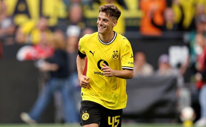 Injurymonitor's tweet photo. UPDATE: Giannis Konstantelias soll laut Medienberichten nach seinem Kreuzbandriss nur 5-6 Monate ausfallen. Der BVB selbst bestätigt bislang lediglich einen mehrmonatigen Ausfall.

Medizinisch wäre eine Rückkehr nach 5-6 Monaten vergleichsweise früh. Denkbar ist, dass damit zunächst die Rückkehr ins Training gemeint ist. Die vollständige Wettkampffreigabe sollte nicht allein von der vergangenen Zeit, sondern vor allem von objektiven Kraft-, Funktions- und Belastungstests abhängig gemacht werden.