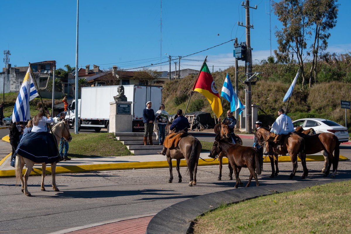 PNACIONAL's tweet photo. La 21.ª Marcha a Masoller recorrió la ciudad de Rivera.

En esta primera jornada, la Marcha rindió homenaje al General Aparicio Saravia, al General José Gervasio Artigas y al Brigadier General Manuel Oribe, manteniendo vivas nuestra historia y nuestras tradiciones.

Rumbo a Masoller.
Fotos: Vicente Ribeiro Fros