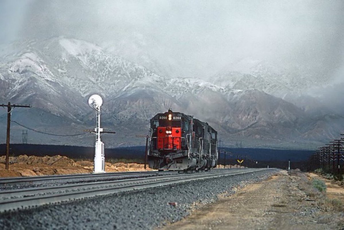 SantaFeAlways's tweet photo. SP 9266
Mojave, CA
March 1983

Roger Puta Collection
Description by Marty Bernard
Public Domain 🇺🇸 https://t.co/Ixr04ltIbU