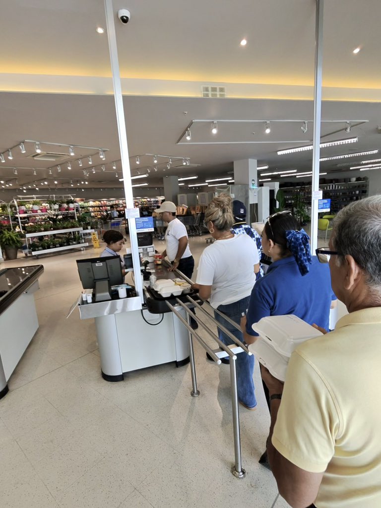chalate2389's tweet photo. @Riba_Smith señores sean organizados es almuerzo y solo tienen una cajera pidio ayuda a su supervisor y todos ocupados gente espero 15 minutos para pagar un cafe ( sucursal brisas) https://t.co/VA5GDKB1lS