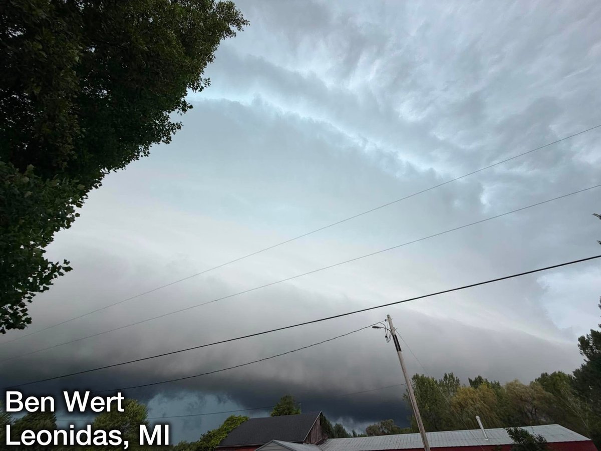 MiStormChasers's tweet photo. A compilation of the shelf cloud which rolled through Southwest Michigan early this afternoon in the eyes of our chase team! https://t.co/nlBCSRleNQ