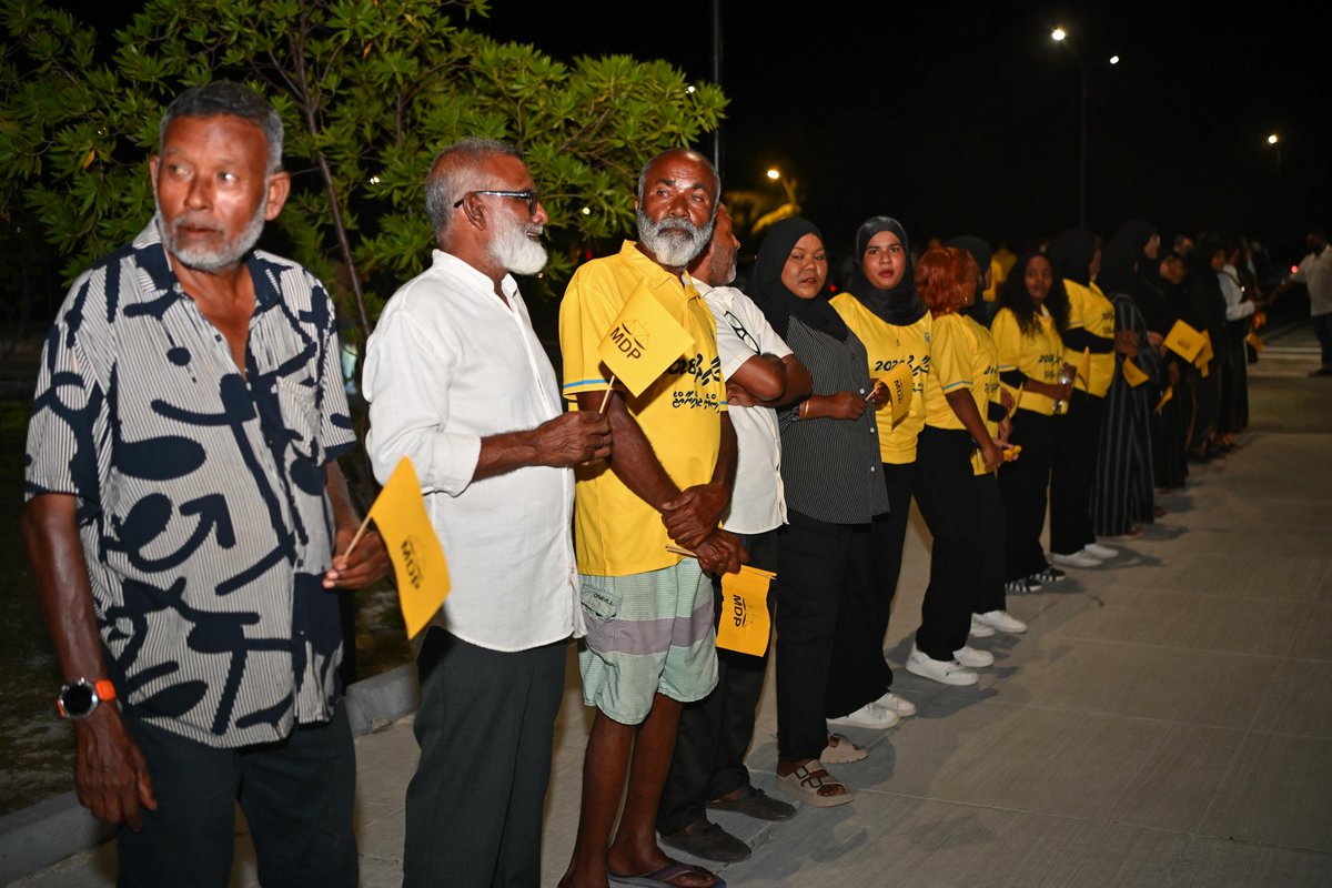 ahamed69mohamed's tweet photo. Live 📸 KFC 📍
އަބުދުالله ޝާޙިދު ކުޅުދުއްފުށީ ސިޓީއަށް ވަޑައިގަންނަވާތީ،  މަރުޙަބާ ދެންނެވުމަށް ކުޅުދުއްފުށިން ވެފައިވާ އެންމެ ފަހުގެ ތައްޔާރީތަކުގެ ތެރެއިން.

#zamaaneeraajje
#zamaanyraajje #shahid2028 #MDP #KFC https://t.co/lpOQB91jzq